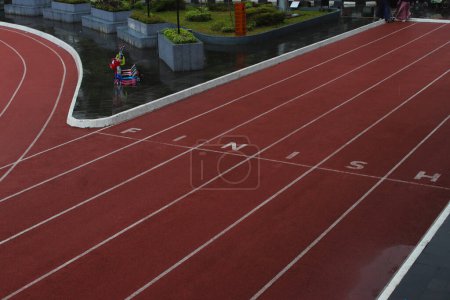 Foto de Finalizar línea en pista de atletismo - Imagen libre de derechos