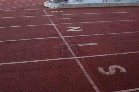 Foto de Termina la línea en la pista de atletismo. Éxito, logro y concepto deportivo. - Imagen libre de derechos