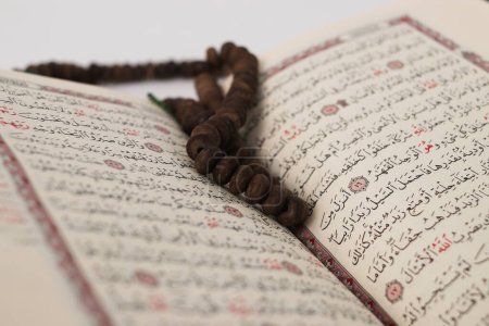 Nahaufnahme von Tasbih auf den Koran, mit selektivem Fokus