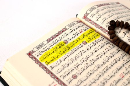Selektiver Fokus auf das Wort Allahs in der Sure Al-Baqarah, Vers 183: Die Pflicht des Fastens im Monat Ramadan für Muslime