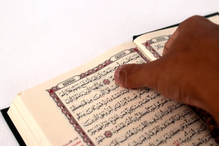 Téléchargez les photos : Focus sélectif sur la Parole d'Allah contenue dans la Sourate Al-Baqarah, verset 183 : L'obligation de jeûner au mois de Ramadan pour les musulmans - en image libre de droit