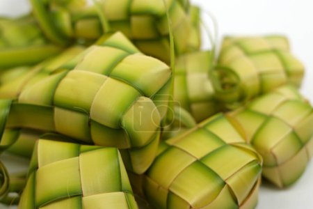 Bolsa Ketupat tejida a partir de hojas de palma (primer plano, fondo blanco)