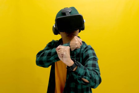 Ein asiatischer Mann mit einem VR-Headset spielt begeistert ein Kampfspiel in virtueller Realität. Vereinzelt auf gelbem Hintergrund.