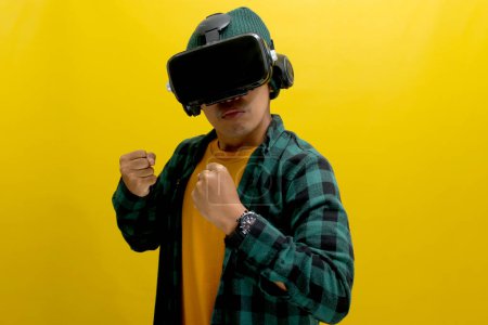 Ein asiatischer Mann mit einem VR-Headset spielt begeistert ein Kampfspiel in virtueller Realität. Vereinzelt auf gelbem Hintergrund.