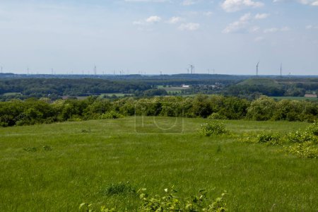 Turbinas eólicas cerca de Moers, Alemania. Día soleado de verano