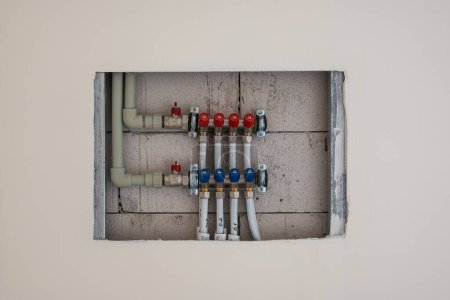 Anschluss und Verteilung von Warm- und Kaltwasser in der Wand. Hochwertiges Foto