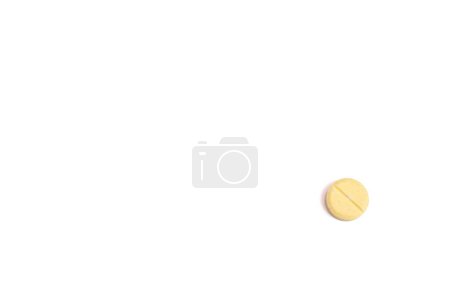 Téléchargez les photos : Pilule jaune isolée sur fond blanc. Médicaments pilules. Concept médical, médical, pharmaceutique. Photo de haute qualité - en image libre de droit