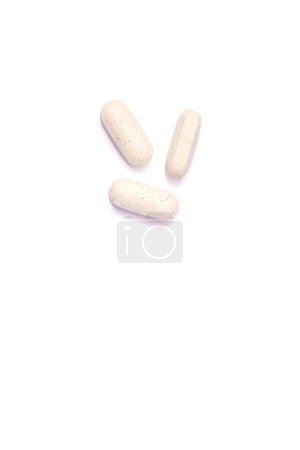 Téléchargez les photos : Pilules blanches isolées sur fond blanc. Médicaments pilules. Concept médical, médical, pharmaceutique. Photo de haute qualité - en image libre de droit