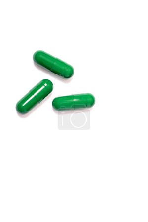 Téléchargez les photos : Pilules vertes isolées sur fond blanc. Médicaments pilules. Concept médical, médical, pharmaceutique. Photo de haute qualité - en image libre de droit