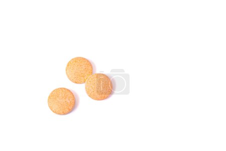 Téléchargez les photos : Pilules d'orange isolées sur fond blanc. Médicaments pilules. Concept médical, médical, pharmaceutique. Photo de haute qualité - en image libre de droit