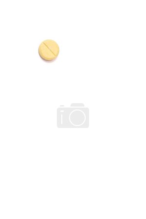 Téléchargez les photos : Pilule jaune isolée sur fond blanc. Médicaments pilules. Concept médical, médical, pharmaceutique. Photo de haute qualité - en image libre de droit