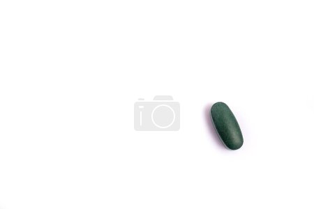 Téléchargez les photos : Pilule verte isolée sur fond blanc. Médicaments pilules. Médicale, pharmaceutique, concept de santé. Photo de haute qualité - en image libre de droit