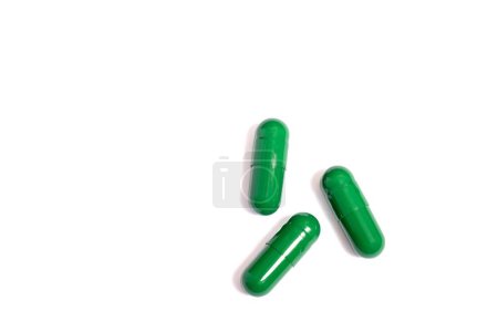 Téléchargez les photos : Pilules vertes isolées sur fond blanc. Médicaments pilules. Concept médical, médical, pharmaceutique. Photo de haute qualité - en image libre de droit