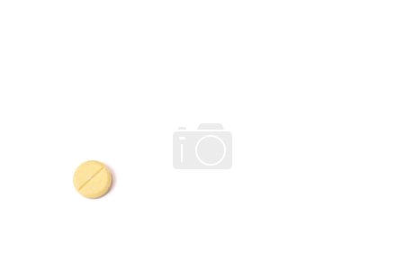 Gelbe Pille isoliert auf weißem Hintergrund. Medikamentenpillen. Medizin, Gesundheitswesen, Arzneimittelkonzept. Hochwertiges Foto