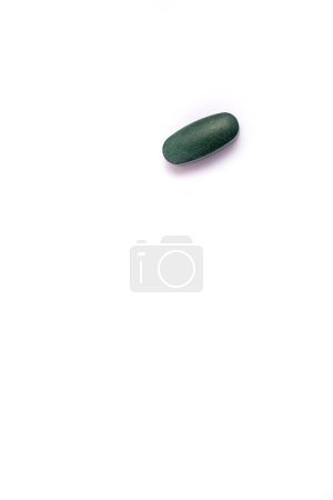 Téléchargez les photos : Pilule verte isolée sur fond blanc. Médicaments pilules. Médicale, pharmaceutique, concept de santé. Photo de haute qualité - en image libre de droit