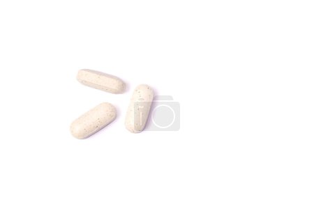 Téléchargez les photos : Pilules blanches isolées sur fond blanc. Médicaments pilules. Concept médical, médical, pharmaceutique. Photo de haute qualité - en image libre de droit