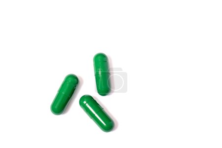 Grüne Pillen isoliert auf weißem Hintergrund. Medikamentenpillen. Medizin, Gesundheitswesen, Arzneimittelkonzept. Hochwertiges Foto