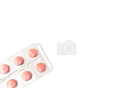 Téléchargez les photos : Pilules roses isolées sur fond blanc. Médicaments pilules. Concept médical, médical, pharmaceutique. Photo de haute qualité - en image libre de droit