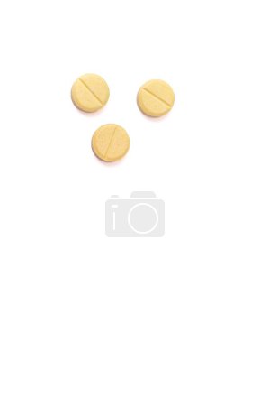Téléchargez les photos : Pilules jaunes isolées sur fond blanc. Médicaments pilules. Concept médical, médical, pharmaceutique. Photo de haute qualité - en image libre de droit