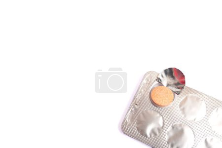 Téléchargez les photos : Pilules isolées sur fond blanc. Médicaments pilules. Concept médical, médical, pharmaceutique. Photo de haute qualité - en image libre de droit