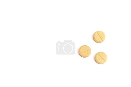 Téléchargez les photos : Pilules jaunes isolées sur fond blanc. Concept médical, médical, pharmaceutique. Médicaments pilules. Photo de haute qualité - en image libre de droit