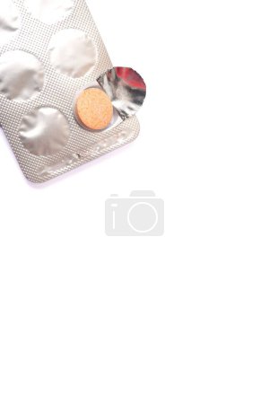 Téléchargez les photos : Médicaments pilules. Pilules isolées sur fond blanc. Concept médical, médical, pharmaceutique. Photo de haute qualité - en image libre de droit