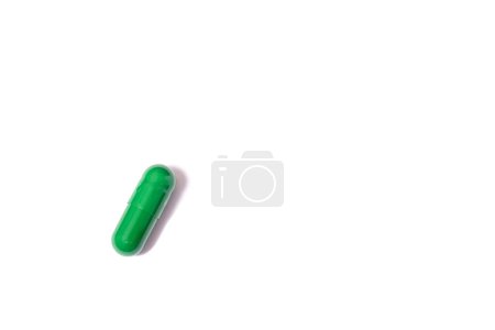 Pastilla verde aislada sobre fondo blanco. Medicamentos medicinales. Médico, farmacéutico, concepto de salud. Foto de alta calidad
