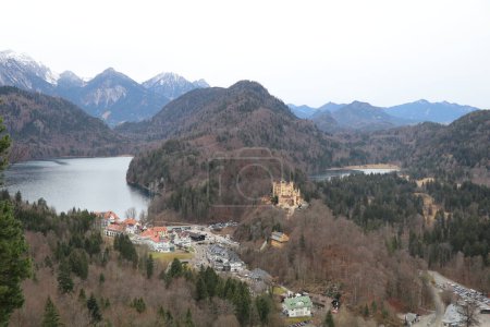 Téléchargez les photos : Vue panoramique sur la vallée, les lacs et les montagnes environnantes autour du château jaune de hohenschwangau - en image libre de droit