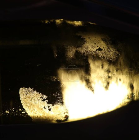 Téléchargez les photos : Image abstraite de cristaux de tartrate de vin rétro-éclairé dans une bouteille de vin blanc - en image libre de droit