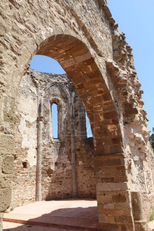 Foto de Ruinas de una antigua iglesia con el cielo azul encima - Imagen libre de derechos