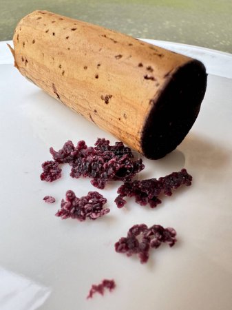 liège de vin rouge et sédiment de vin cristallisé sec sur fond blanc 