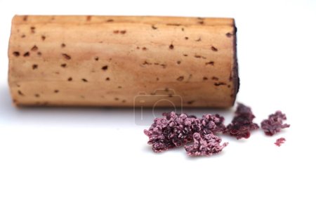 Rotweinkorken und trockene kristallisierte Weinsedimente auf weißem Hintergrund 