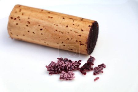 Rotweinkorken und trockene kristallisierte Weinsedimente auf weißem Hintergrund 