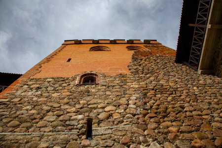 Téléchargez les photos : Mur d'un ancien château avec des pierres de maçonnerie et des briques - en image libre de droit