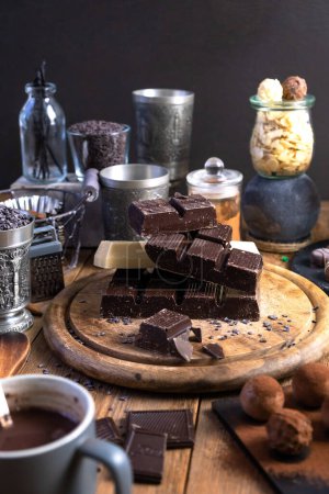 Foto de Chocolate negro, chocolates, trufas de chocolate. Foto de alta calidad - Imagen libre de derechos