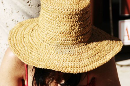Foto de La mujer joven con el sombrero de ala ancha está sombreado del un. - Imagen libre de derechos