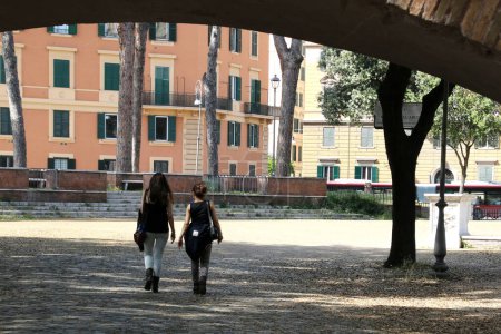 Téléchargez les photos : Les merveilles de la ville européenne de Rome, Italie. Les bâtiments et les gens sont si colorés. Il y a beaucoup à voir et à faire. - en image libre de droit