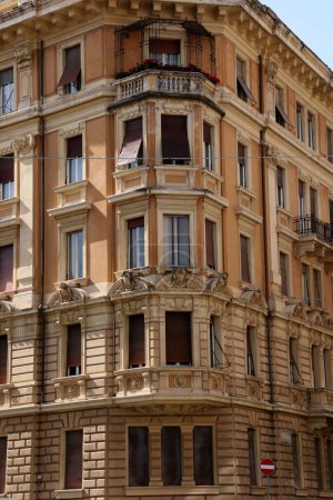 Téléchargez les photos : Les merveilles de la ville européenne de Rome, Italie. Les bâtiments et les gens sont si colorés. Il y a beaucoup à voir et à faire. - en image libre de droit