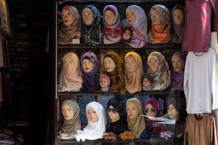 Foto de Exhibición de la tienda de hijab o pañuelo en la cabeza - Imagen libre de derechos
