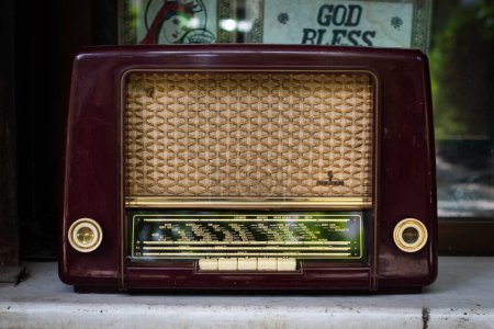 Foto de Damasco, Siria - May, 2023: La vieja radio frente a la tienda Vintage - Imagen libre de derechos