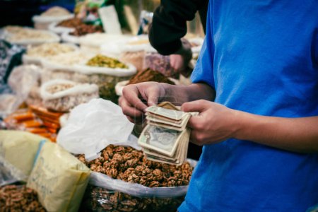 Foto de Vendor counting mony on market, syria - Imagen libre de derechos