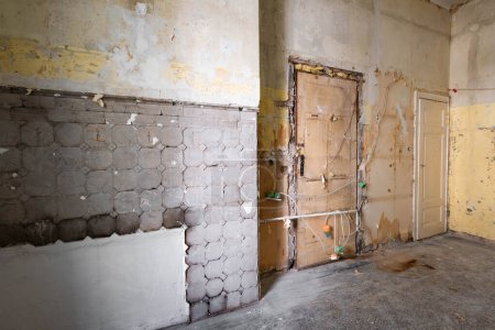 Foto de Sala de cocina antes de la renovación en el edificio antiguo - Imagen libre de derechos