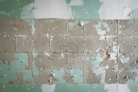 Téléchargez les photos : Retiré les carreaux du mur sec pendant la rénovation de la cuisine - en image libre de droit