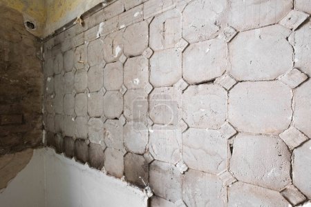 Foto de Antigua pared de la cocina después de eliminar los azulejos históricos, renovación de azulejos - - Imagen libre de derechos