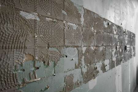 Foto de Azulejos retirados de la pared seca durante la renovación de la cocina , - Imagen libre de derechos