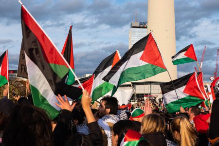 Téléchargez les photos : Berlin, Allemagne - 4 novembre : Manifestation des Palestiniens avec des drapeaux palestiniens à Berlin - en image libre de droit