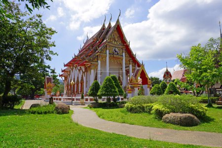 Téléchargez les photos : Wat Chalong, ou temple Chalong (officiellement Wat Chai Thararam), est le temple bouddhiste le plus grand, le plus vénéré et le plus visité de Phuket Thaïlande. - en image libre de droit