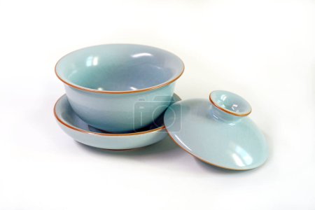 Téléchargez les photos : Teacup isolé sur fond blanc. Une tasse de thé antique. Tasse chinoise traditionnelle - en image libre de droit