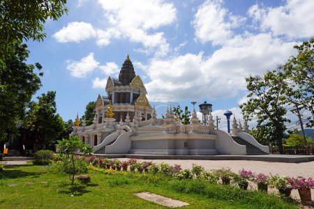 Téléchargez les photos : Le nouveau hall du musée de Wat Chalong, ou temple de Chalong (officiellement Wat Chai Thararam), est le temple bouddhiste le plus grand, le plus vénéré et le plus visité de Phuket Thaïlande. - en image libre de droit