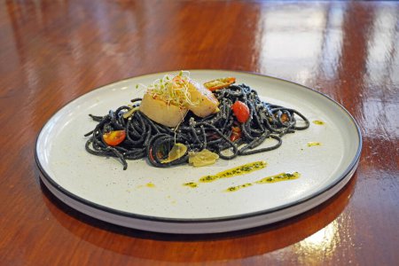 Foto de Espaguetis de tinta negra con vieiras, enfoque selectivo - Imagen libre de derechos